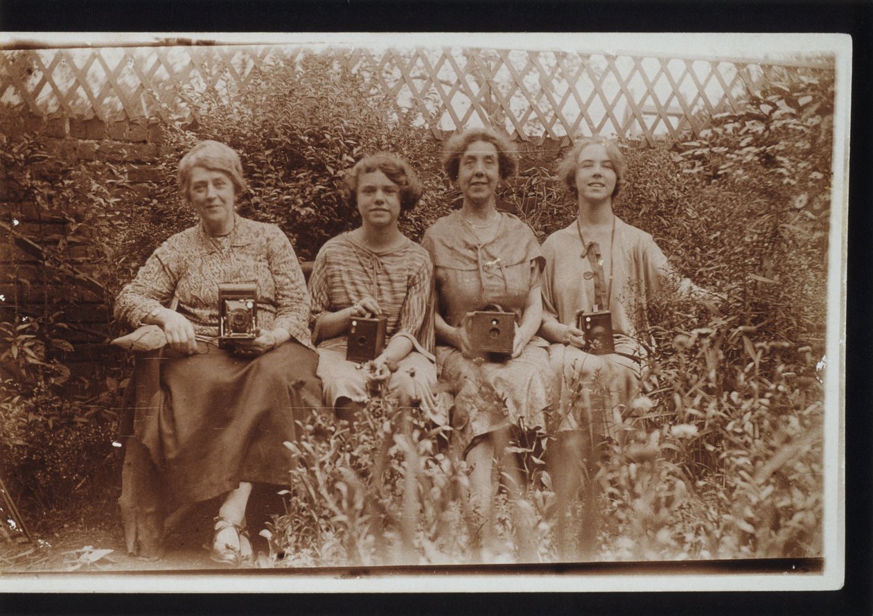 Čtyři ženy s fotoaparáty Kodak, včetně fotoaparátů Brownie, c 1900s od Frederick (attr. to) Barnard