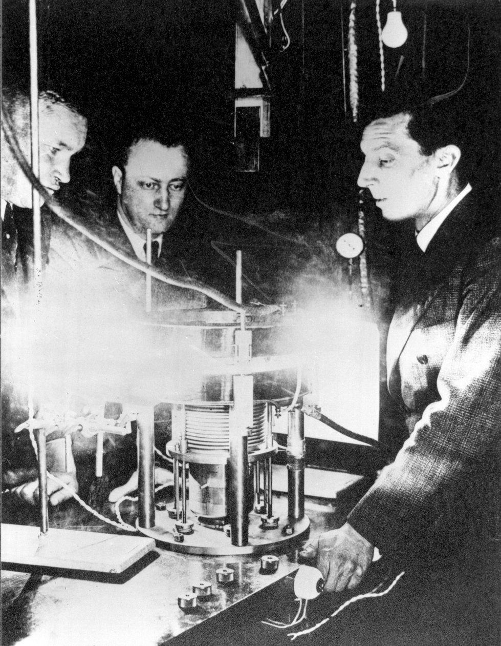 Frederic Joliot, Hans Halban a Lew Kowarsky, c od Ferdinand Georg Waldmuller
