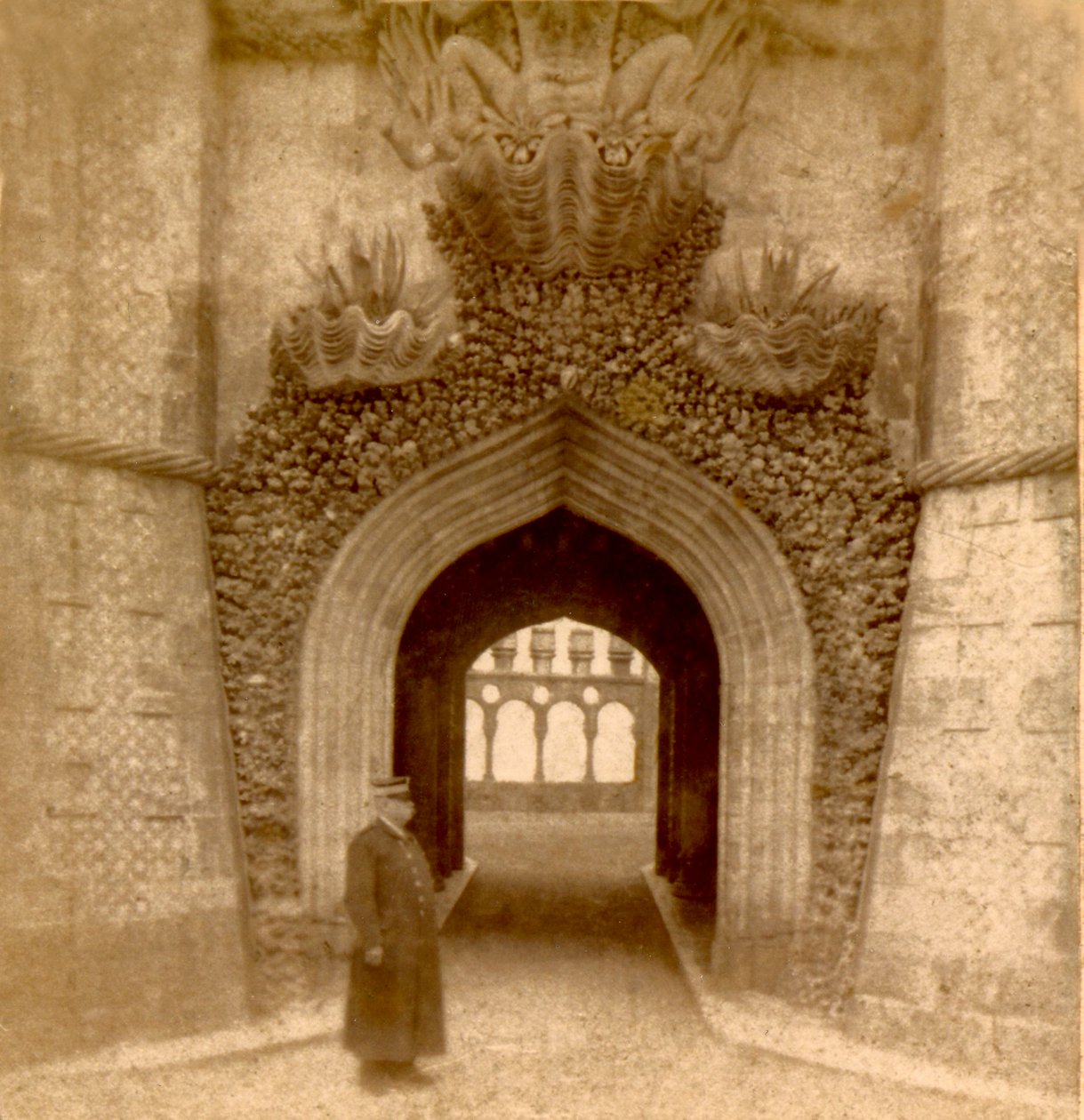 Stráž před vchodem do paláce Pena (Palacio da Pena), Sintra, Lisabon, Portugalsko c.1888 (foto) od Frederick (attr. to) Barnard