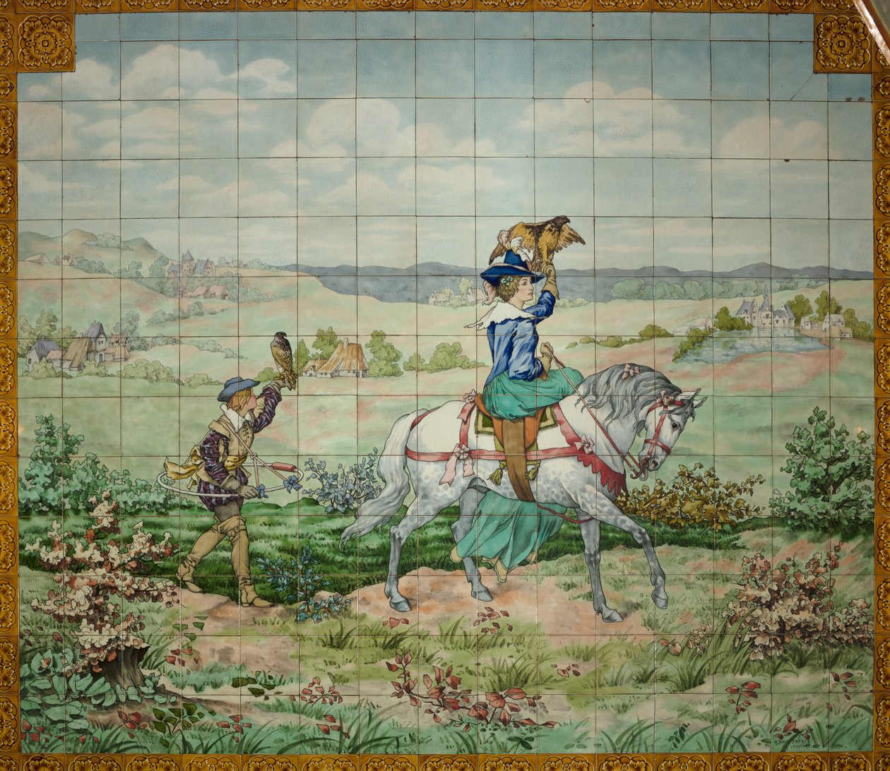 Vnitřní pohled, kachlová deska, malíř Furcy Ernest Tondeur, vykonavatel Boch Frères La Louvière, druhý panel, lovecká scéna se šlechticem a šlechtičnou se sokoly od . .