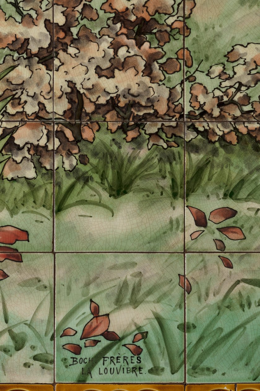 Vnitřní pohled, dlaždicový panel, malíř Furcy Ernest Tondeur, vykonavatel Boch Frères La Louvière, druhý panel, detail od . .