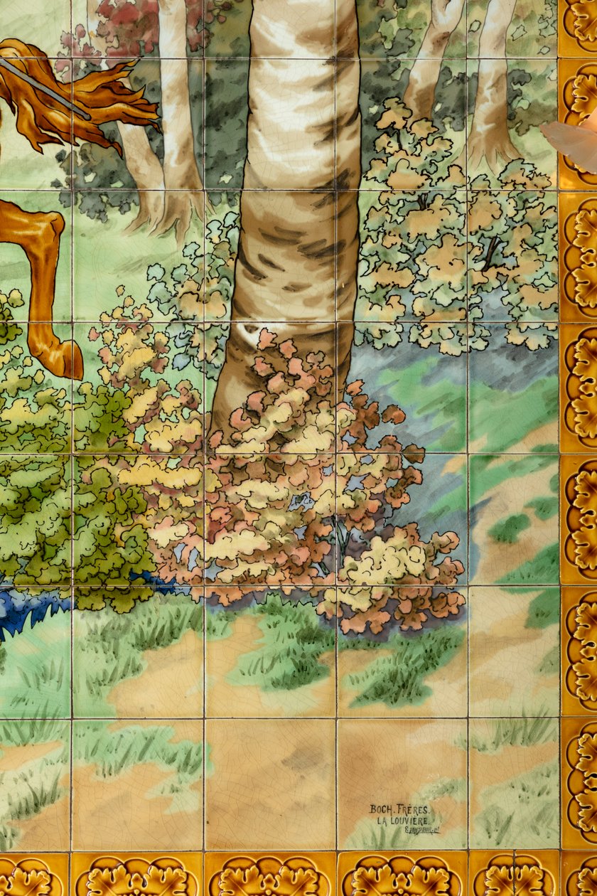 Vnitřní pohled, dlaždicový panel, malíř Furcy Ernest Tondeur, vykonavatel Boch Frères La Louvière, první panel, lovecká scéna se třemi jezdci, detail vpravo dole, s podpisem od . .