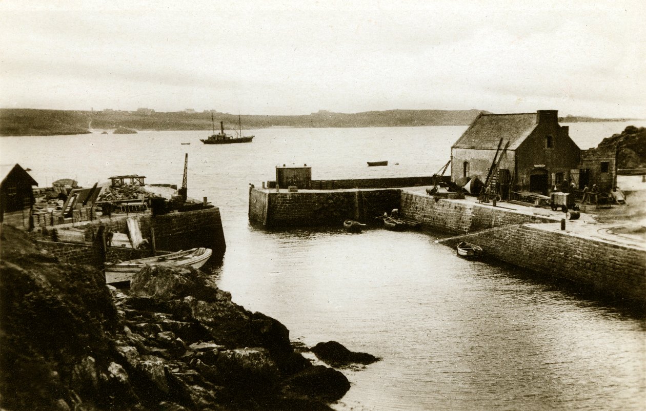 Ostrov Ouessant: přístav Lampaul při přílivu, cca 1900-1920 (fotografie) od . .