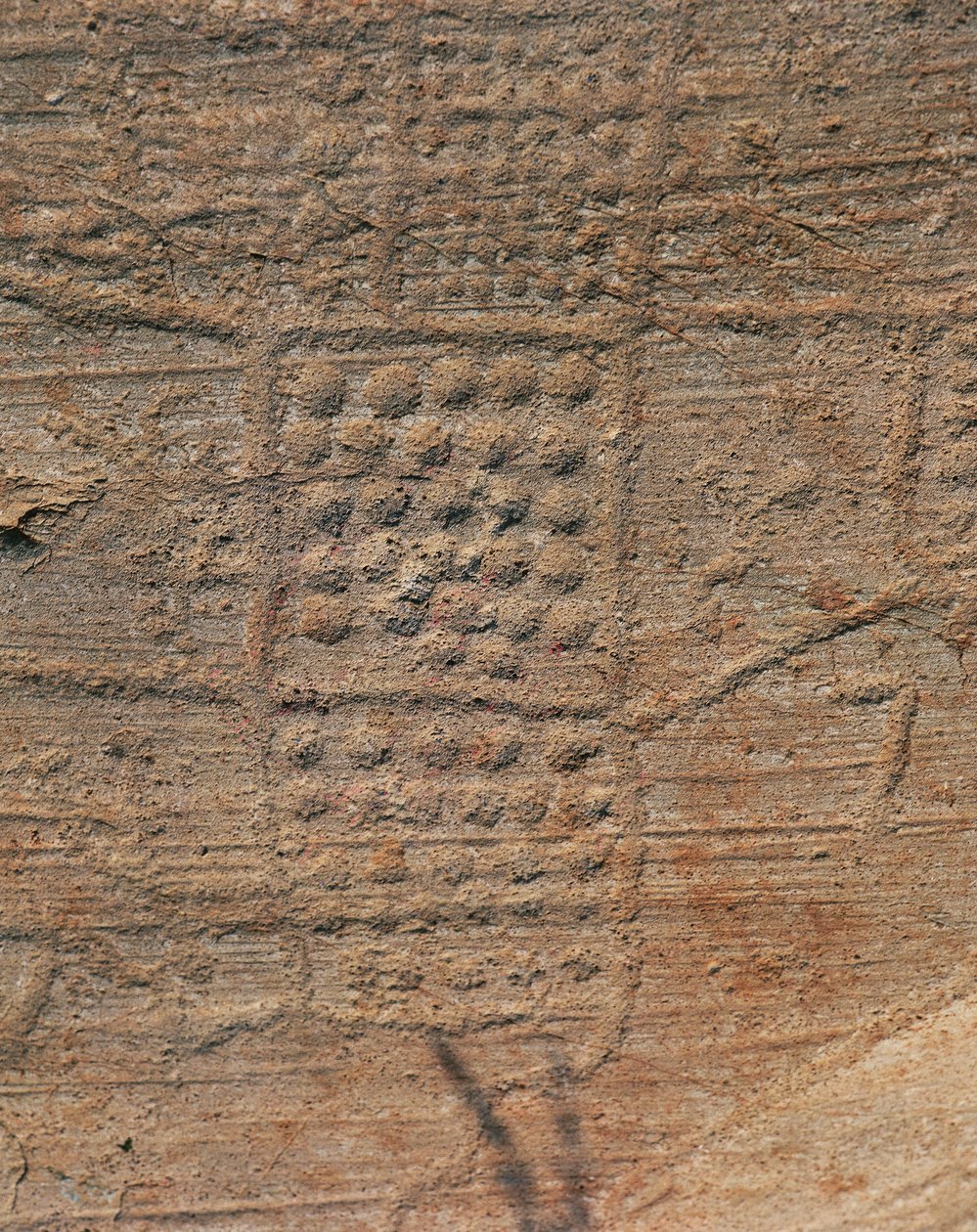 Itálie, oblast Lombardie, Valcamonica, Capo di Ponte, provincie Brescia, Archeologický park Seradina-Bedolina, prehistorická kamenná rytina, Rock 1, topografická kompozice známá jako „Mapa Bedolina“ od Isabel Redie
