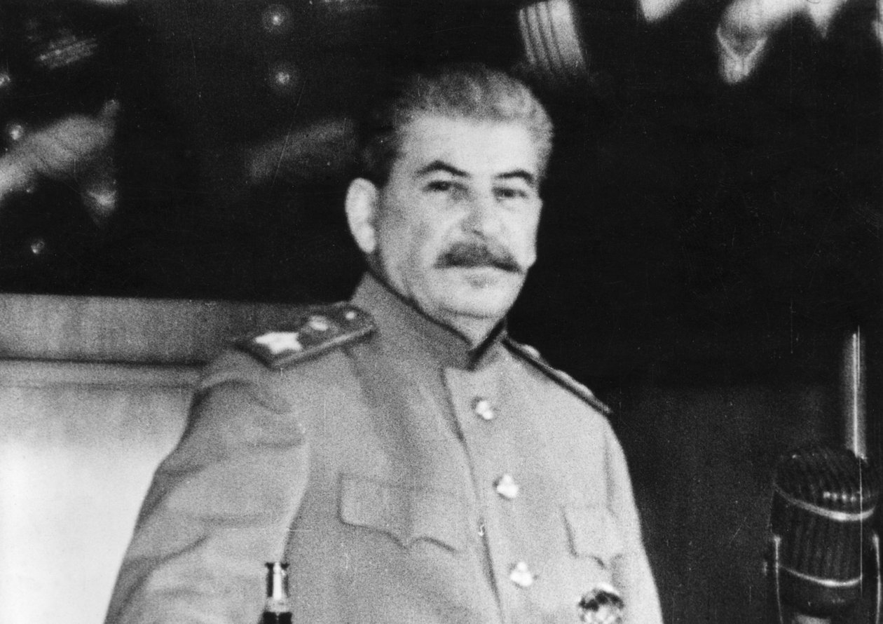 Joseph Stalin během projevu, ve kterém označil Japonsko za národ agresorů, počátek roku 1945. od Frederick (attr. to) Barnard