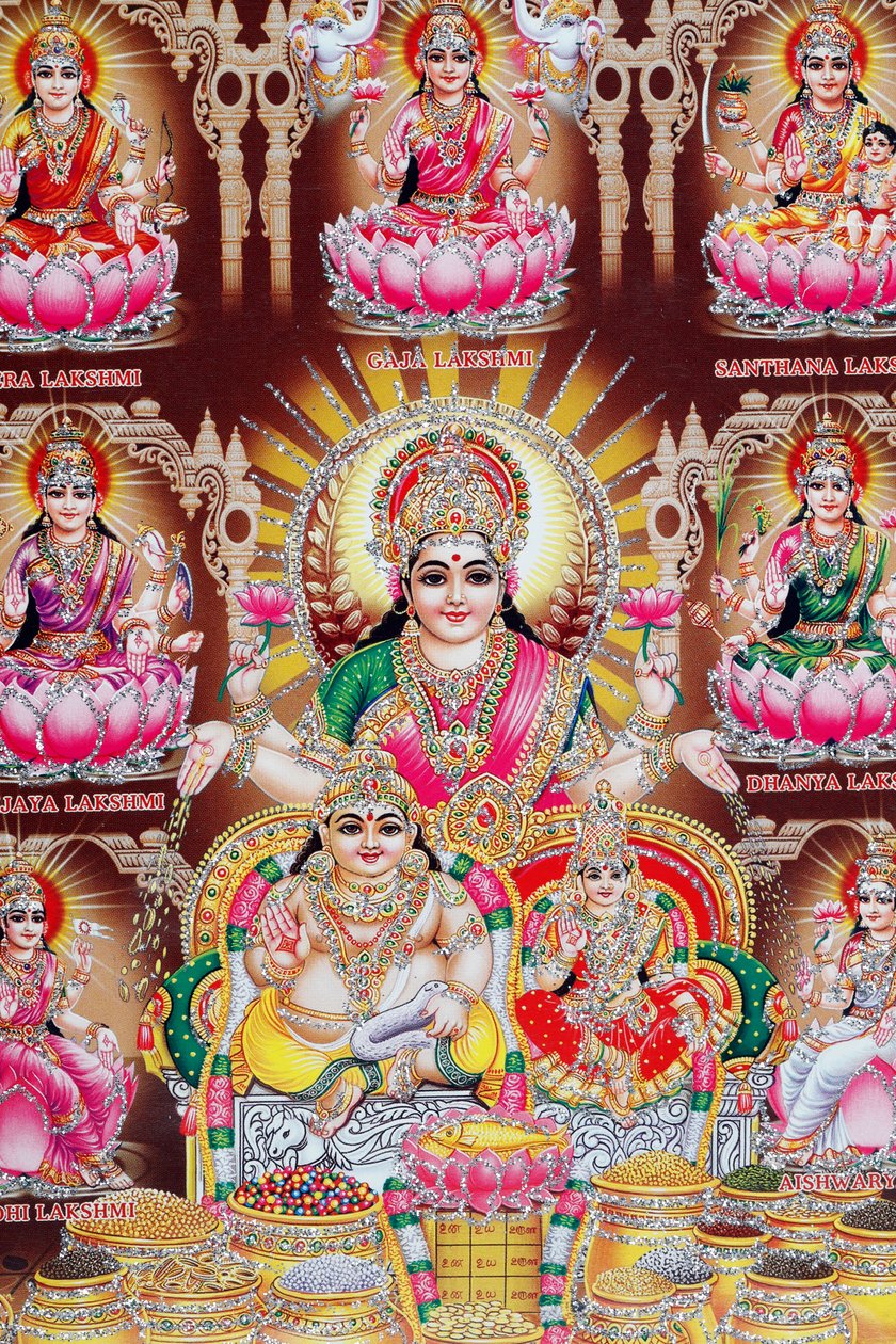 Lakshmi, manželka Višnua, je bohyně prosperity, štěstí a krásy. od . .