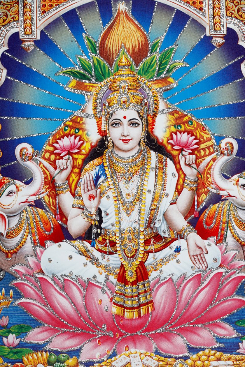 Lakshmi, manželka Višnua, je bohyně prosperity, štěstí a krásy. od . .