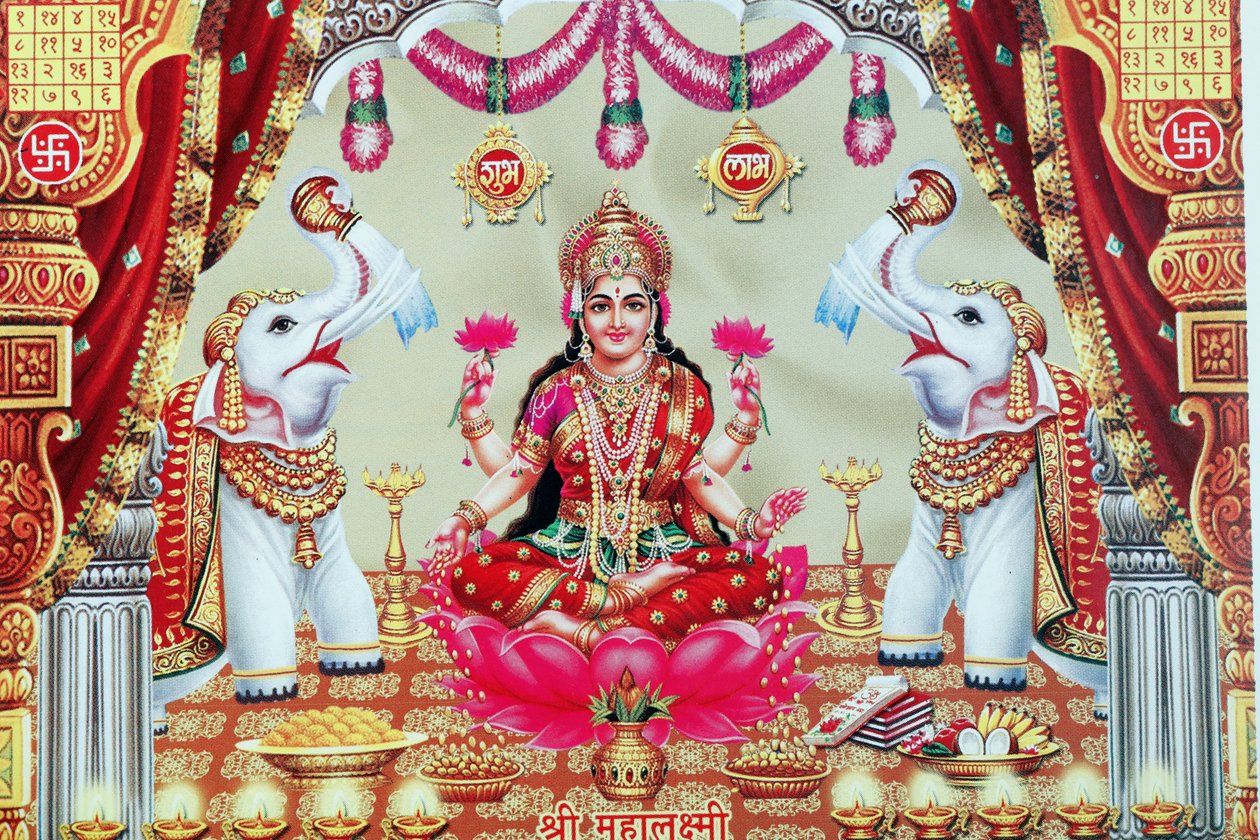Lakshmi, manželka Višnua, je bohyně prosperity, štěstí a krásy. od . .