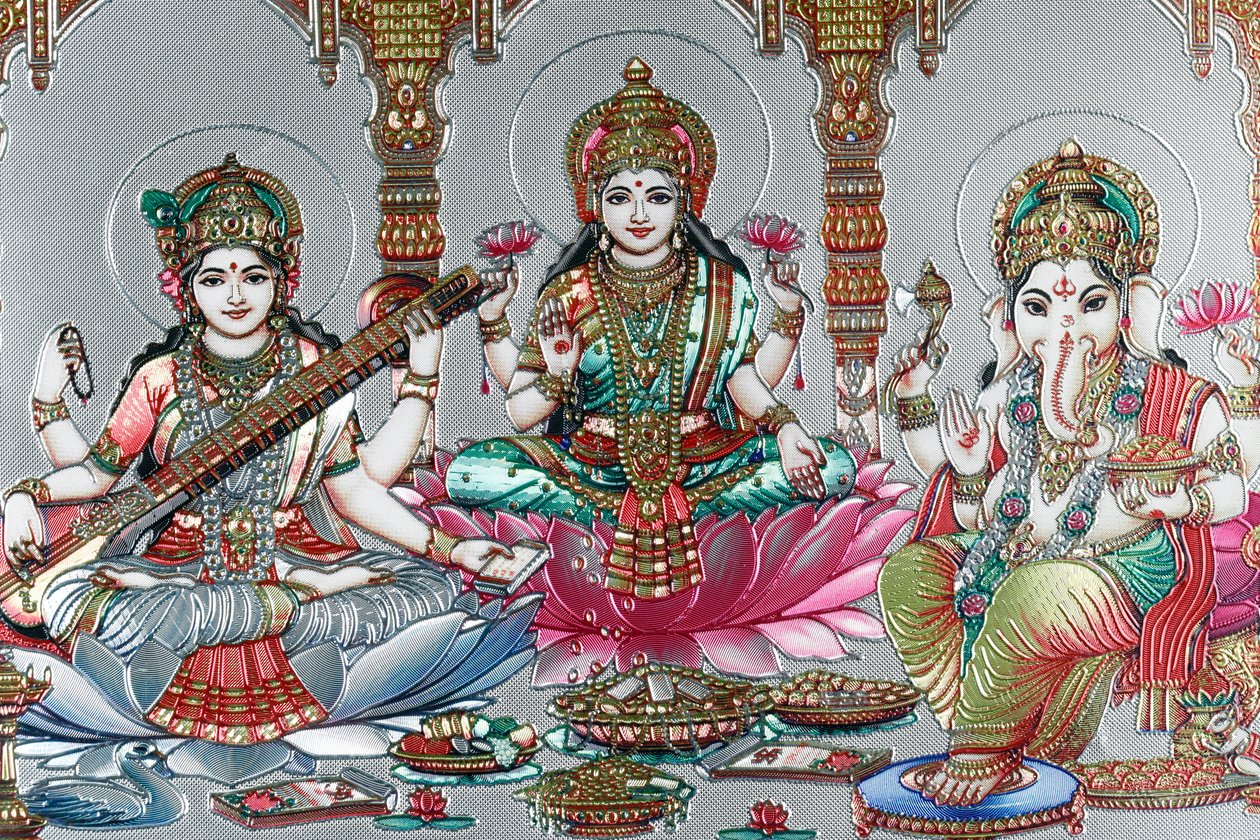 Lakshmi, manželka Višnua, je bohyní prosperity, štěstí a krásy. Ganesh. od . .