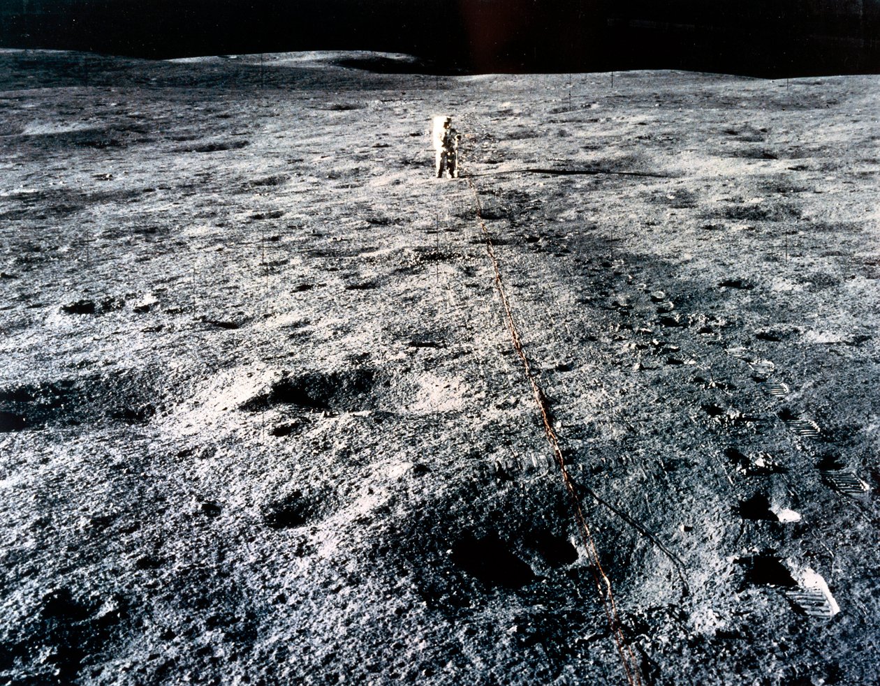 Pilotovaný vesmírný let, USA, Apollo 14 Astronaut Apollo 14 Edgar Mitchell na Měsíci od Frederick (attr. to) Barnard
