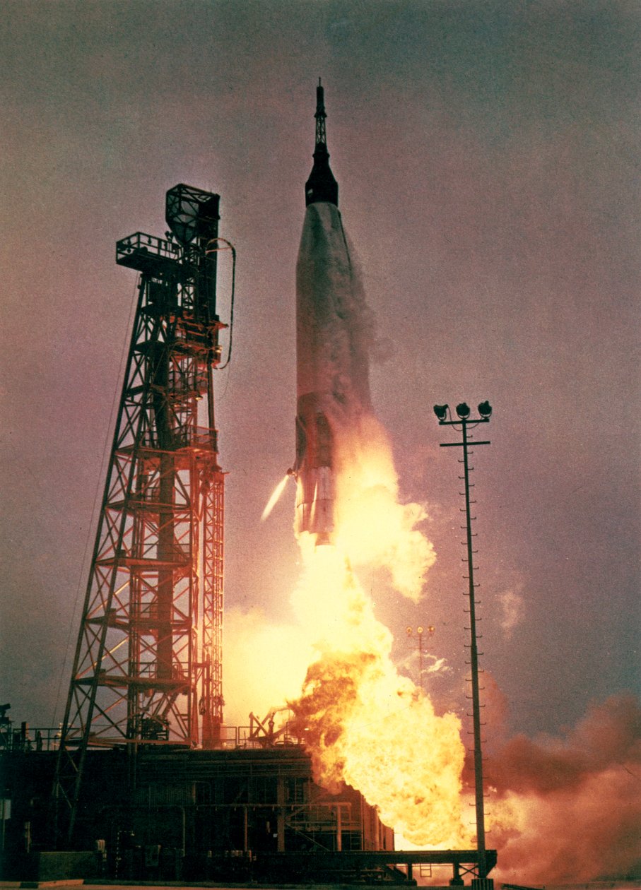 Manned Space Flight, USA, Mercury/Gemini Start rakety Atlas, která vynesla astronauta Johna Glenna na oběžnou dráhu od Frederick (attr. to) Barnard