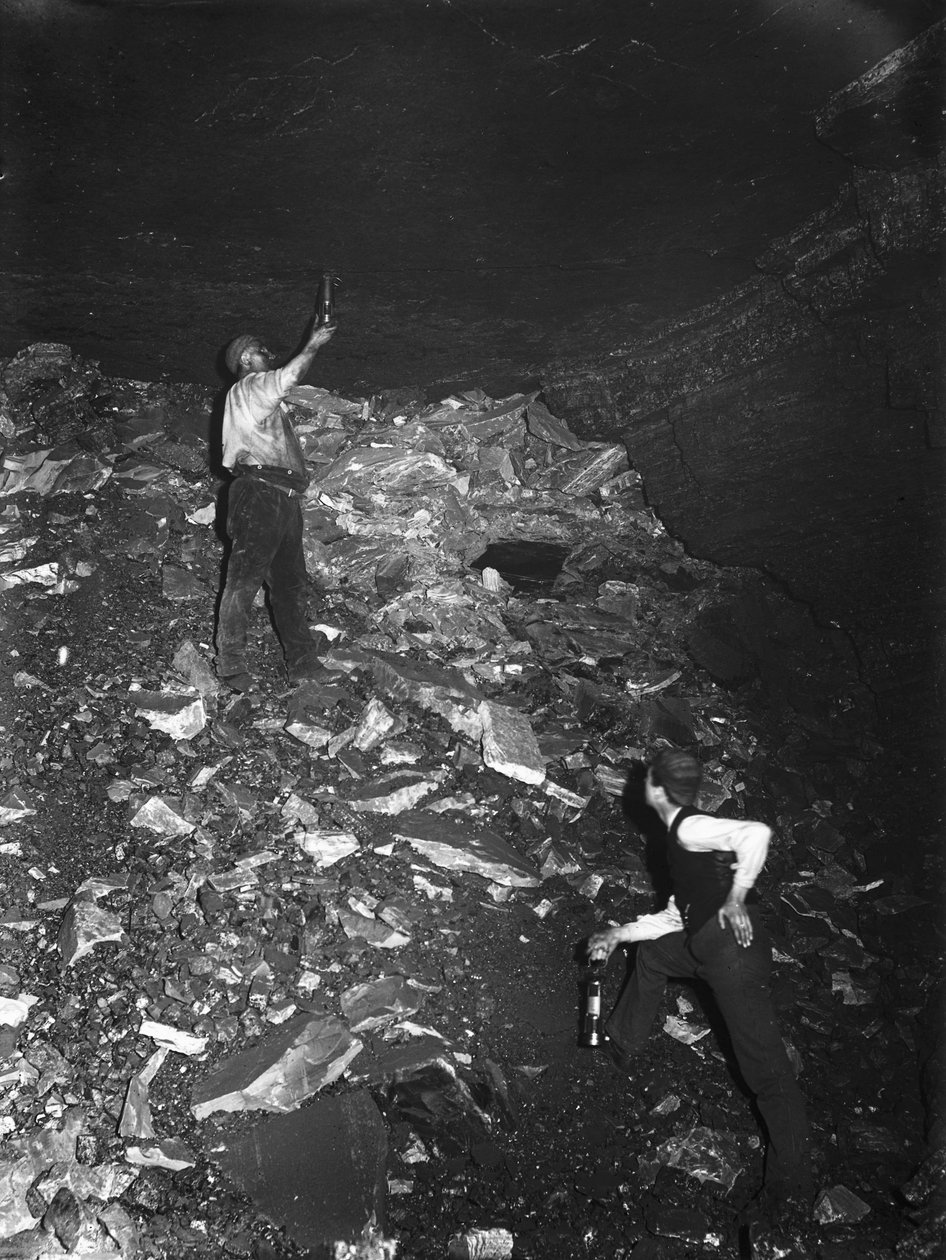 Těžba, testování uhlí na plyn v důlní šachtě, Ramrod Hall Pit, Staffordshire, c 1890s od Frederick (attr. to) Barnard
