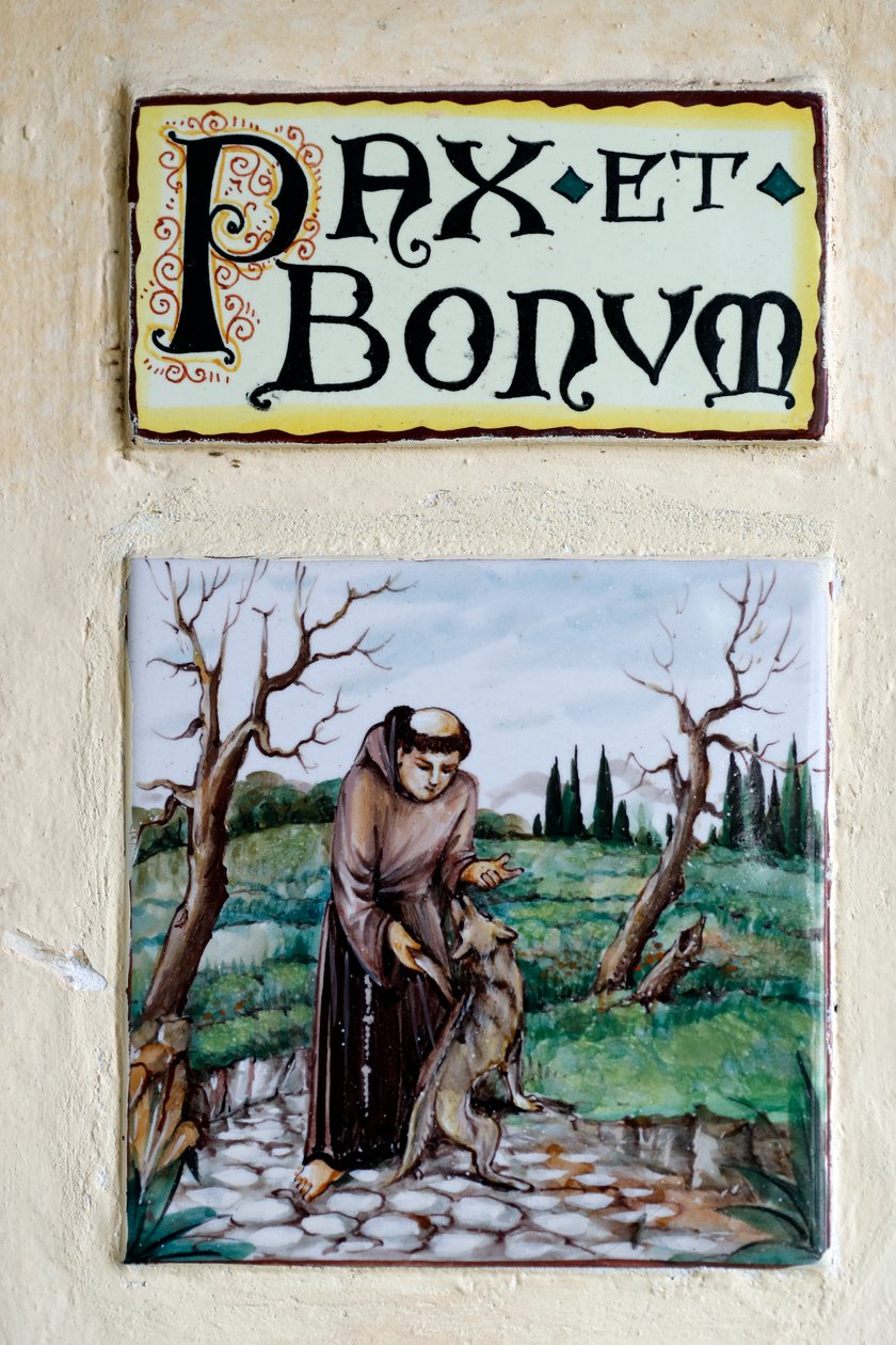 Pax et Bonum: Latinské heslo a pozdrav rozšířené mezi františkány a v katolicismu. Monterosso al Mare. Itálie. od . .