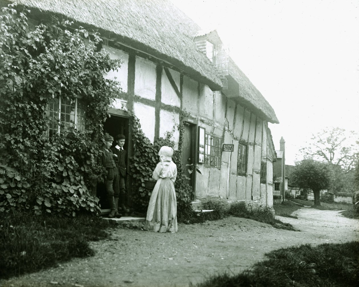 "Lidé u dveří chaty" (Lidé u dveří chaty) od Frederick (attr. to) Barnard
