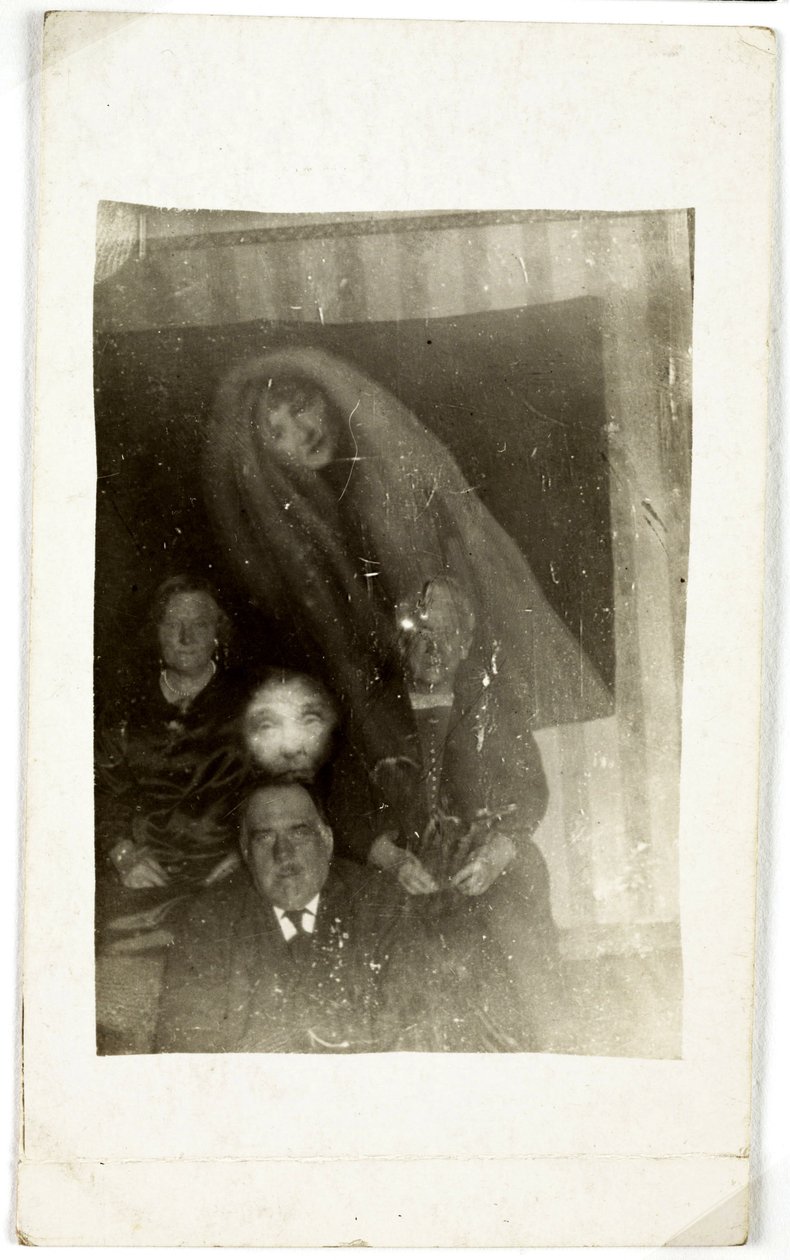 Paranormální jev: portrét tří starých lidí, za nimi se zjevuje duch ženy, cca 1920 Fotografie Williama Hopea (1863-1933) od Frederick (attr. to) Barnard