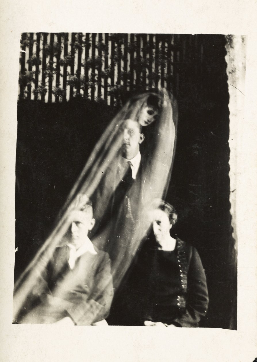 Paranormální jev: portrét ženy a dvou mužů a za nimi se zjevující duch ženy, cca 1920 Fotografie Williama Hopea (1863-1933) od Frederick (attr. to) Barnard