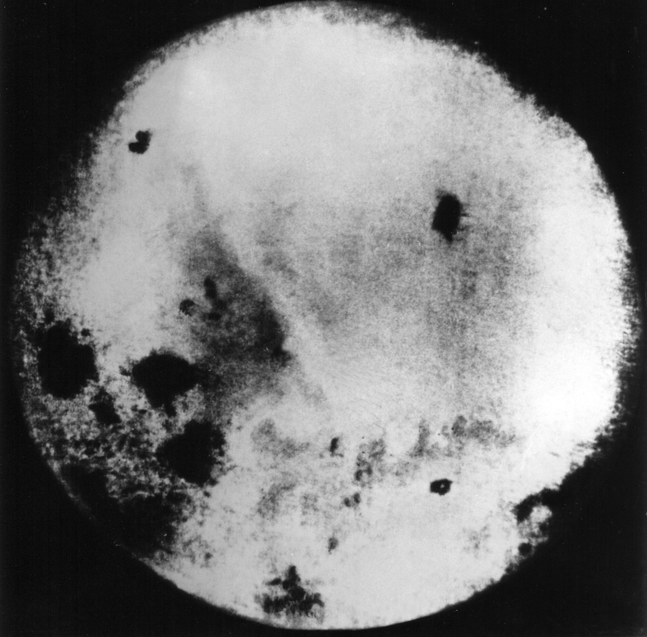 Fotografie odvrácené strany Měsíce pořízená a přenesená zpět na Zemi sovětskou lunární sondou, Luna 3 od Frederick (attr. to) Barnard
