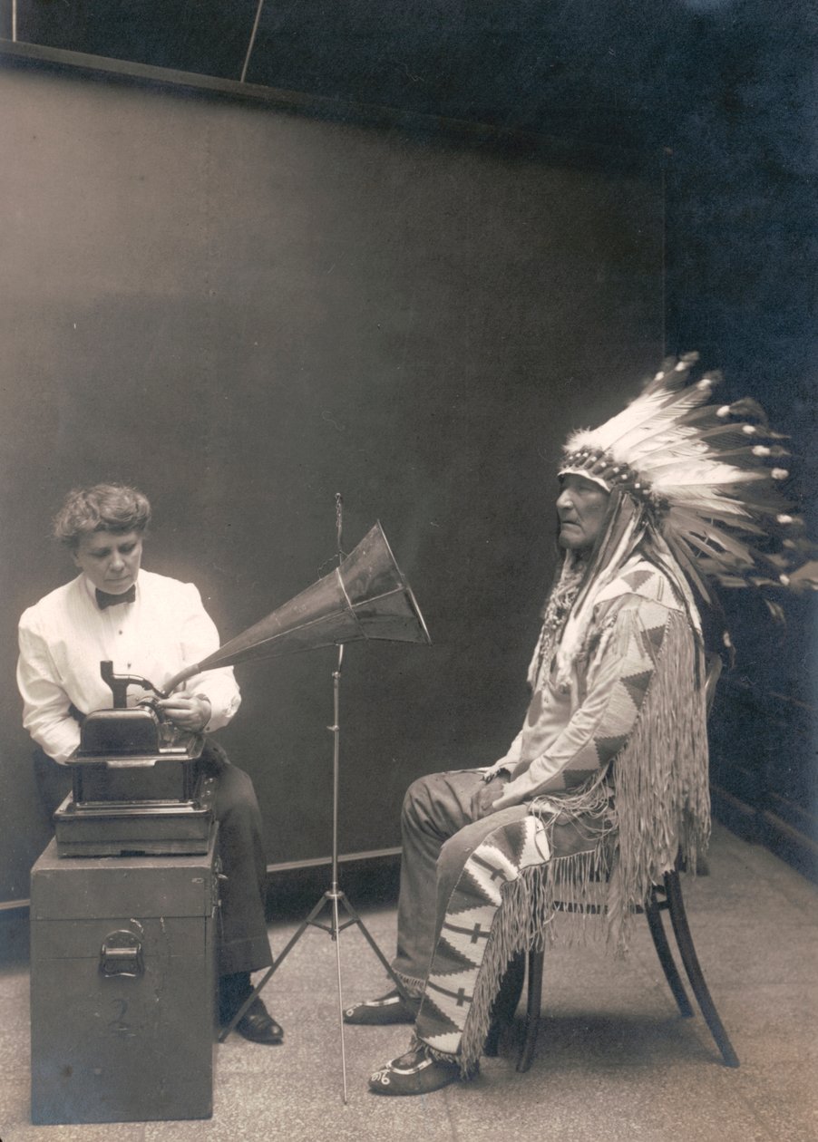 Piegan Indian, náčelník hory, poslouchá nahrávku s etnoložkou Frances Densmoreovou od . .