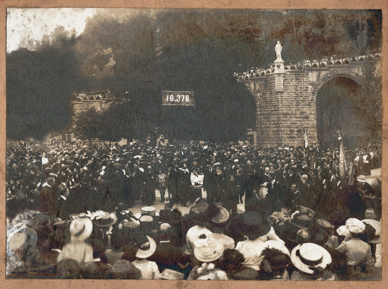 Pilermage de Lourdes. 1910 (černobílá fotografie) od . .