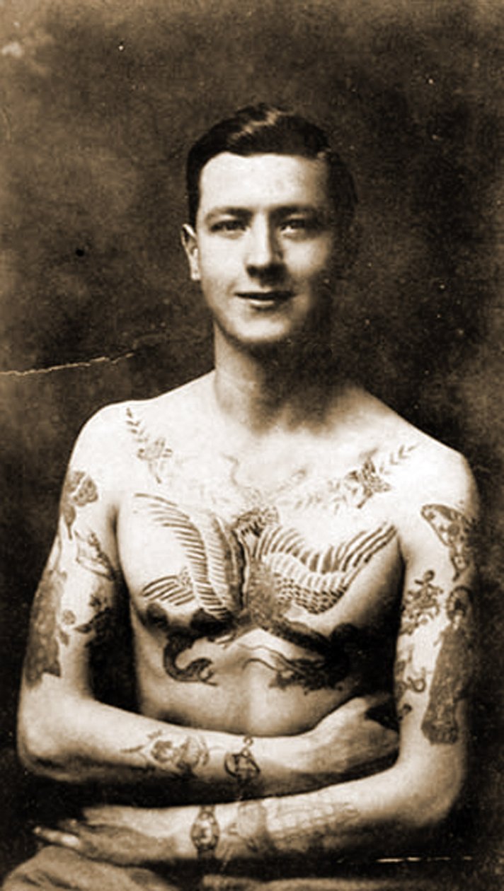 Portrét muže s propracovaným tetováním kolem roku 1920 ( černobílé foto ) od Hippolyte Lalaise Devéria