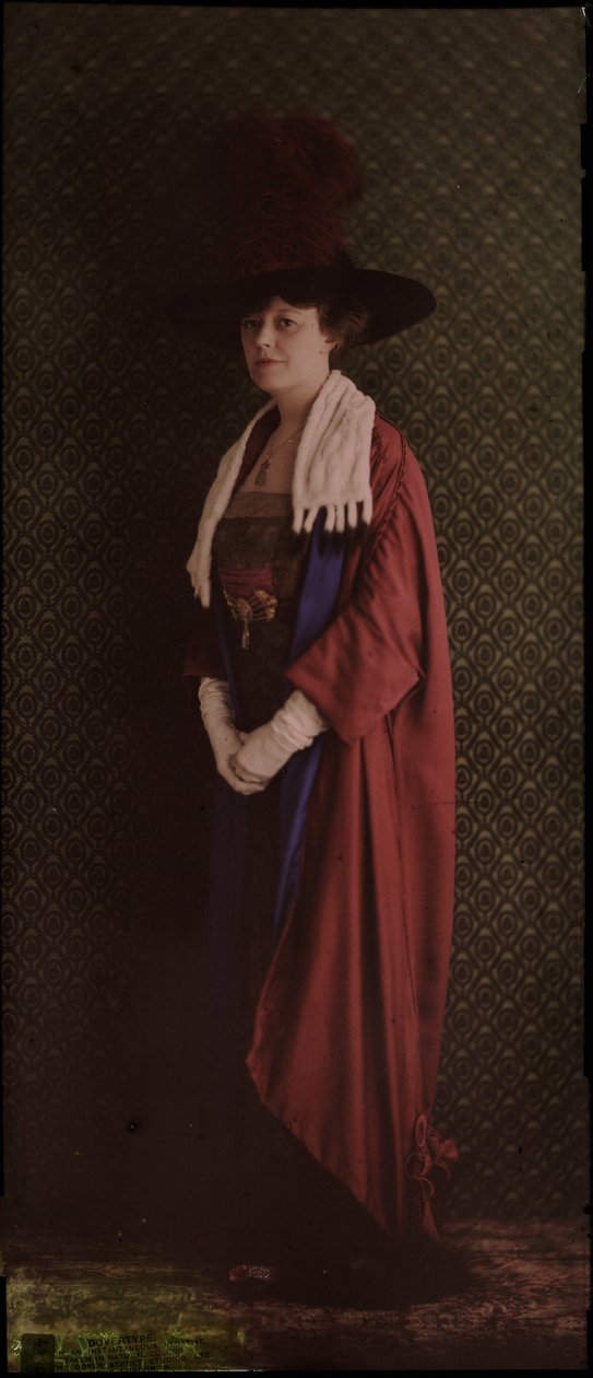 Portrét ženy ve slavnostním rouchu, c 1912 od Frederick (attr. to) Barnard