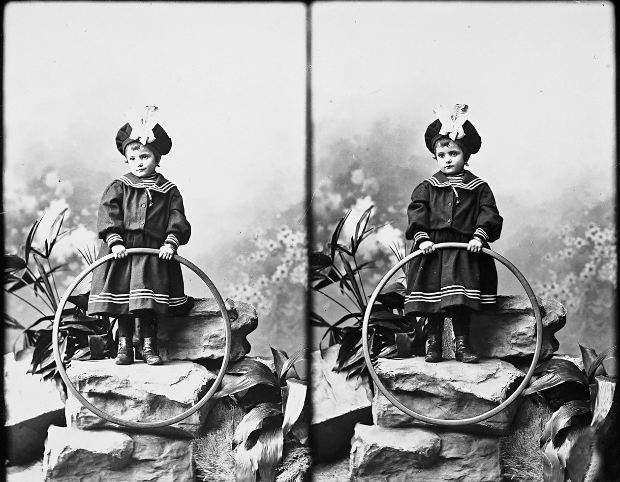 Portrét dívky v námořnickém oblečení, stereoskopická fotografie od Henry Charles Fehr