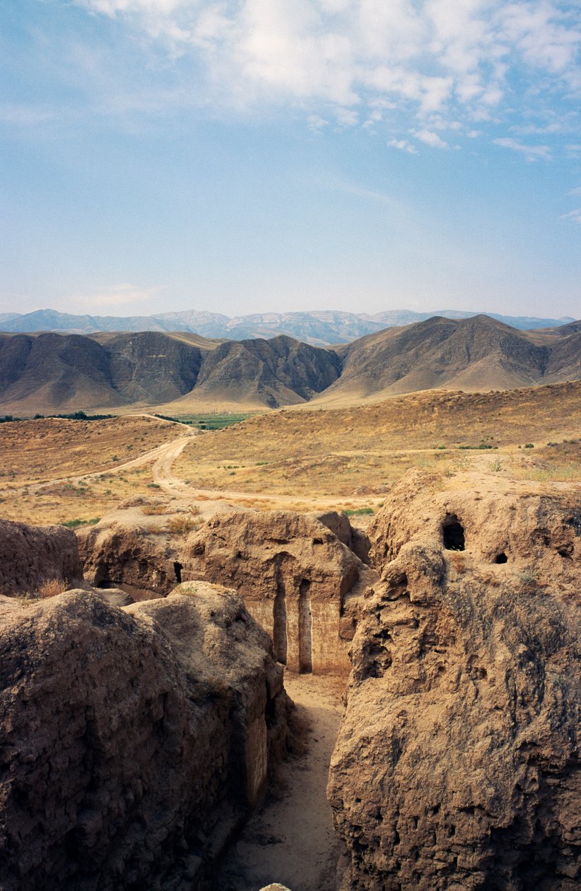 Ruiny Nisy (také známé jako Parthaunisa), hlavního města Parthské říše (Seznam světového dědictví UNESCO, 2007), Turkmenistán. od Georg Carl Heinrich Dollmann