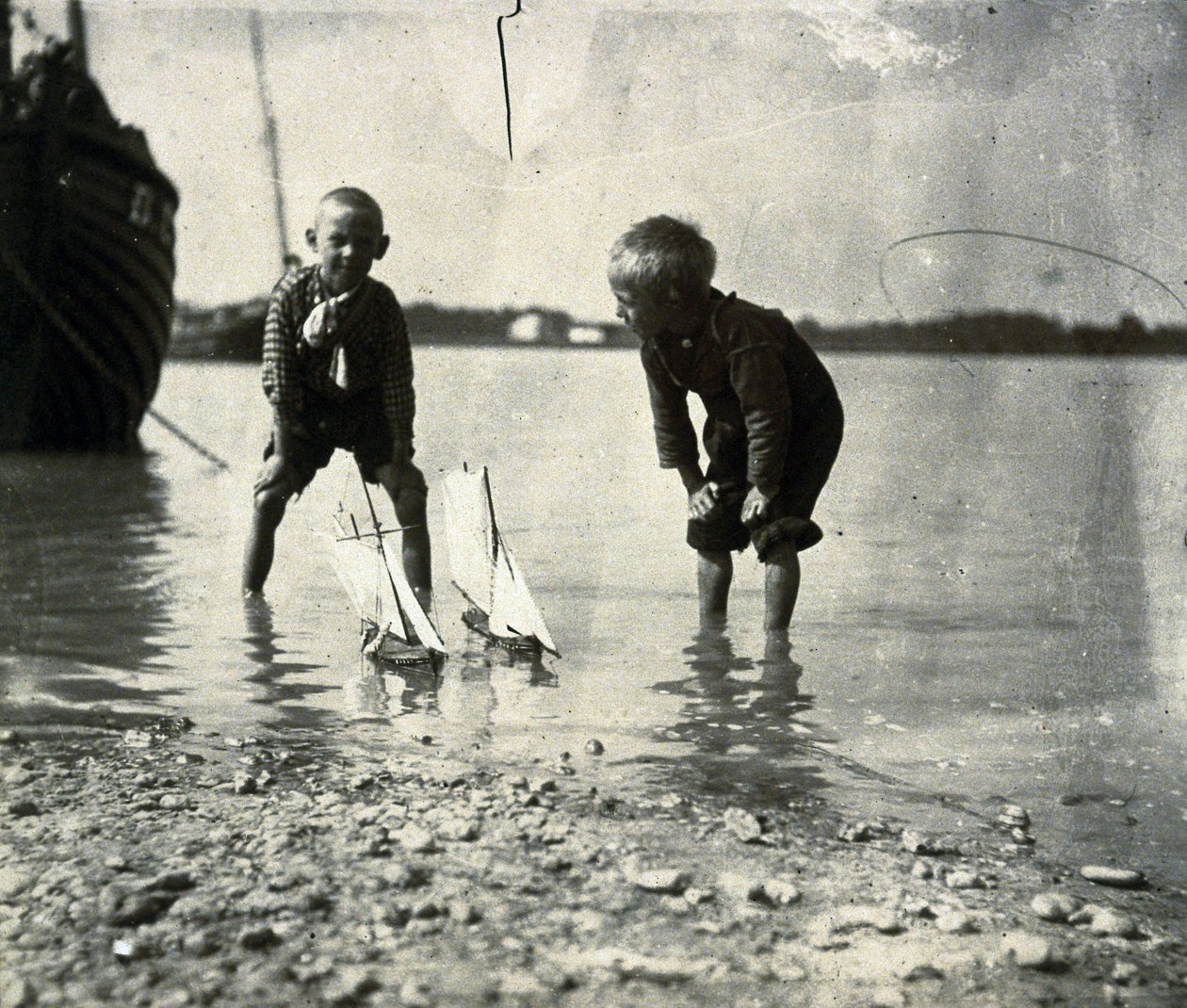 Plážová scéna, portrét dvou chlapců, cca 1900-1905 od Frederick (attr. to) Barnard