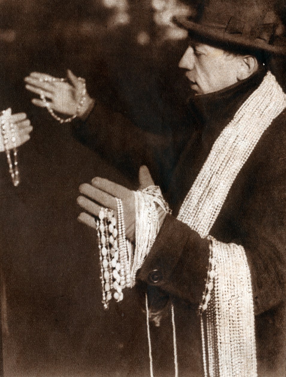 Prodejce má v ulicích New Yorku v USA spořič perel. 1929 (tisk) od . .