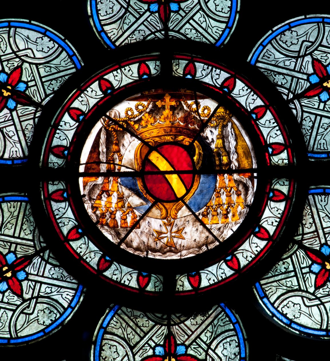 Okulus ušního bubínku jednoho ze dvou oken kaple v Noailles s pažemi kardinála namaloval v polovině 18. století Jean Le Vieil. Katedrála Notre Dame de Paris - Paříž 4 - XIII., XIII., XIX., rehabilitace Vi od . .