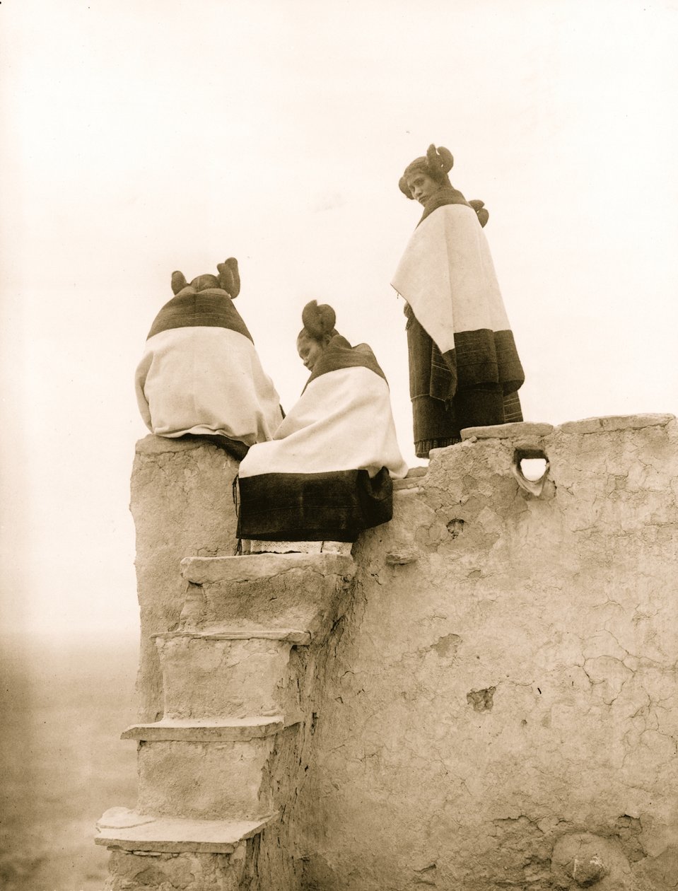 Tři ženy Hopi na vrcholu nepálených schodů, Nové Mexiko 1906 (foto) od Hippolyte Lalaise Devéria