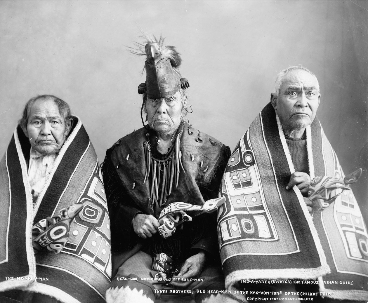 Tři bratři, staří náčelníci kmene Kak-Von-Tons z kmene Chilkat, kolem roku 1907 (černobílá fotografie) od . .