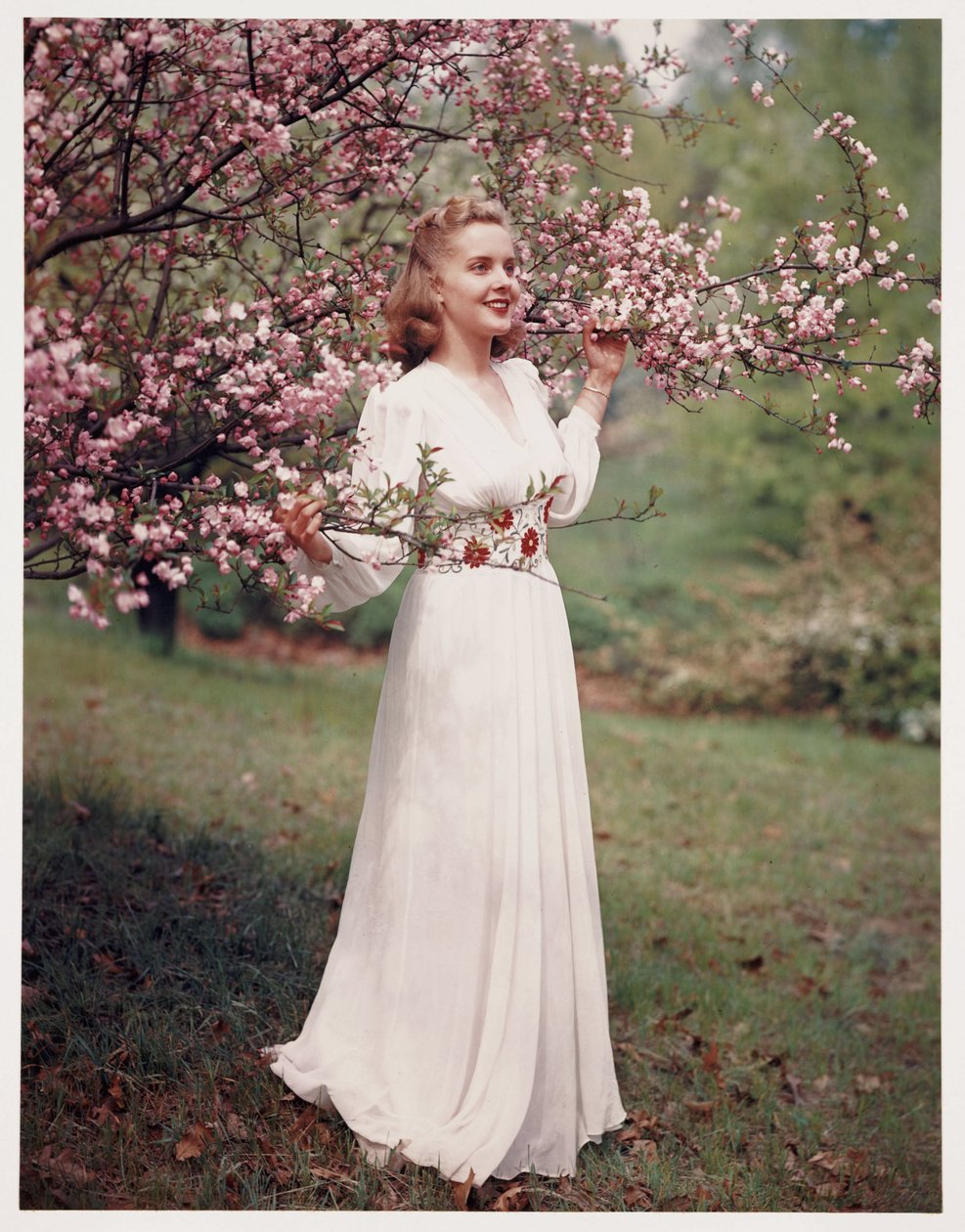 Žena modelující šaty blízko květu, c 1940 od Frederick (attr. to) Barnard