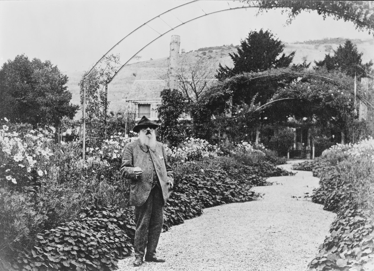 Claude Monet (1840-1926) ve své zahradě v Giverny, 1925 od French Photographer