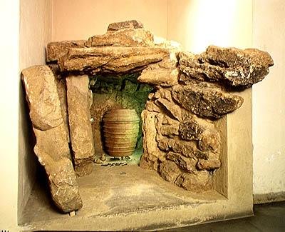 Rekonstrukce etruské hrobky s urnou od after Etruscan