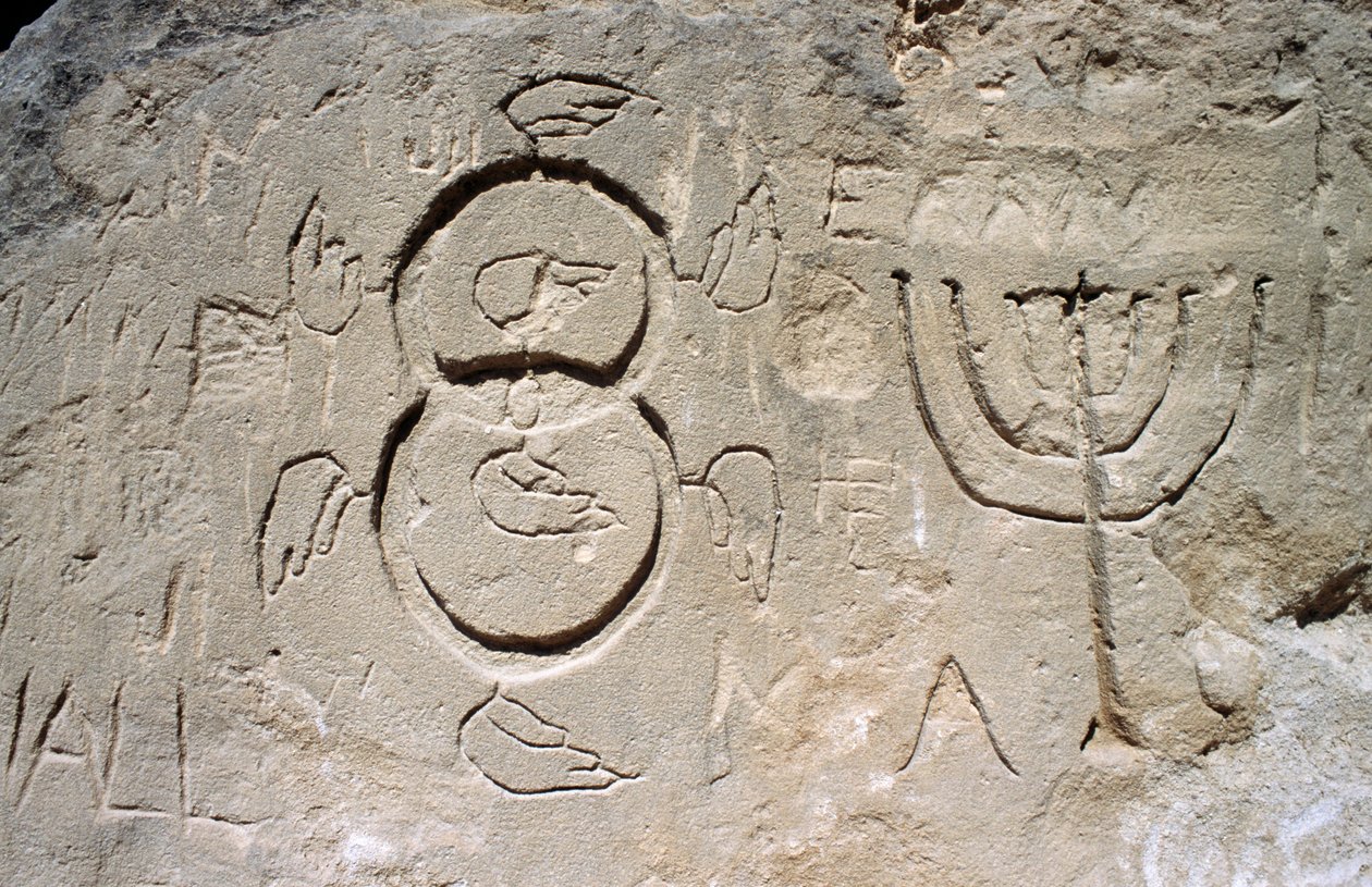 Rytiny (sedmiramenný svícen nebo menora), poblíž Church in Rock (jeskynní kostel Agia Agathi), poblíž Haraki (Charaki), ostrov Rhodos, Řecko (foto) od Theodore Charles Ange Coquelin