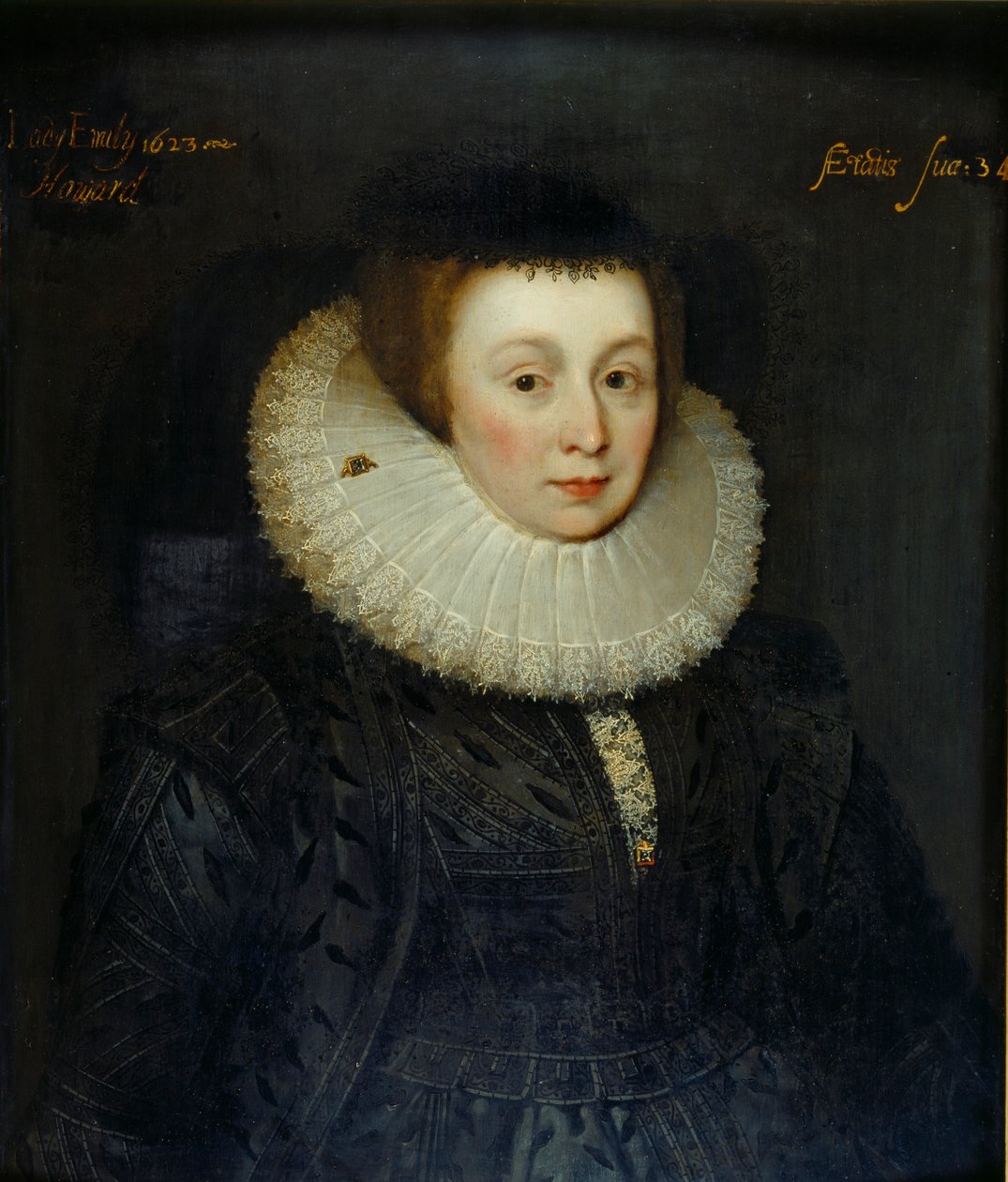 Portrét lady Emily Howardové, počátek 17. století od the Younger School of Marcus Gheeraerts
