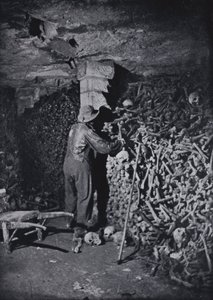 V katakombách Paříže (černobílá fotografie) od Nadar