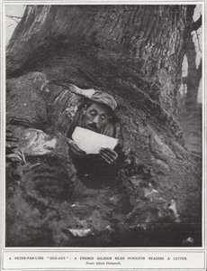 "Vykopaný" jako Peter-Pan, francouzský voják poblíž Monastiru čte dopis (černobílá fotografie) od (after) English photographer