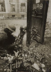 Cambrai, svícny svázané do svazků, připravené k odvozu Němci, ale zanechané od (after) English photographer