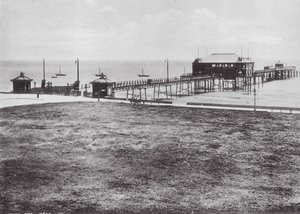 Lytham Pier (čb fotografie) od (after) English photographer