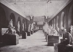 Sculpture Hall, Victoria and Albert Museum (černobílá fotografie) od (after) English photographer