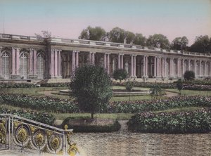 Grand Trianon, Facade sur les Jardins, Great Trianon, Pohled zepředu na zahrady (barevné foto) od (after) French Photographer