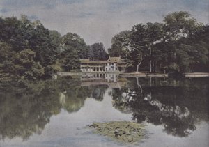 Petit Trianon, Pohled na Hamlet a jezero (barevné foto) od (after) French Photographer