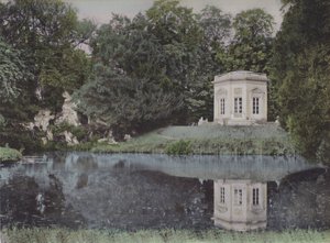 Parc du Petit Trianon, Hudební pavilon, Park Malého Trianonu, Hudební pavilon (barevné foto) od (after) French Photographer