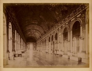Paříž: Versailles, Zrcadlový sál (čb fotografie) od (after) French Photographer
