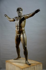 Řecké umění: “” Poseidon”” (nebo Zeus) - Bronzová socha připisovaná sochaři Kalamisovi (480-460 př. n. l.) z mysu Artemision, Dim. 209 cm - Athény, muzeum národní archeologie - Řecké umění: Poseidon (nebo Zeus) - Bronzová socha, od Kalamise (480-460 př.nl) od (attr. to) Kalamis