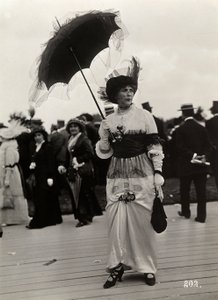 Móda na závodech: divačka na Journée des drags, Auteuil, Francie (želatinový stříbrný potisk) od A. Calavas