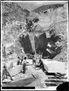 Alpi Apuane (Carrara). Kamenolomové a bloky mramoru jsou čtvercovány (černobílá fotografie)