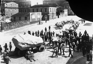 Carrara: četní voli táhnou vůz naložený obrovským blokem mramoru pocházejícího z apuánských lomů (černobílá fotografie)